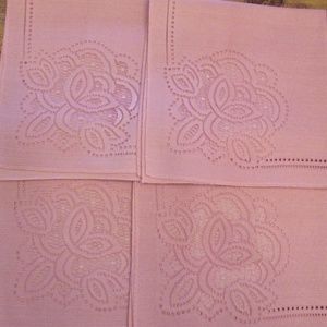Set (4) cloth napkins with cutout Rose pattern